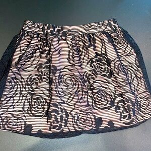 Black netted rose patterned short skirt small